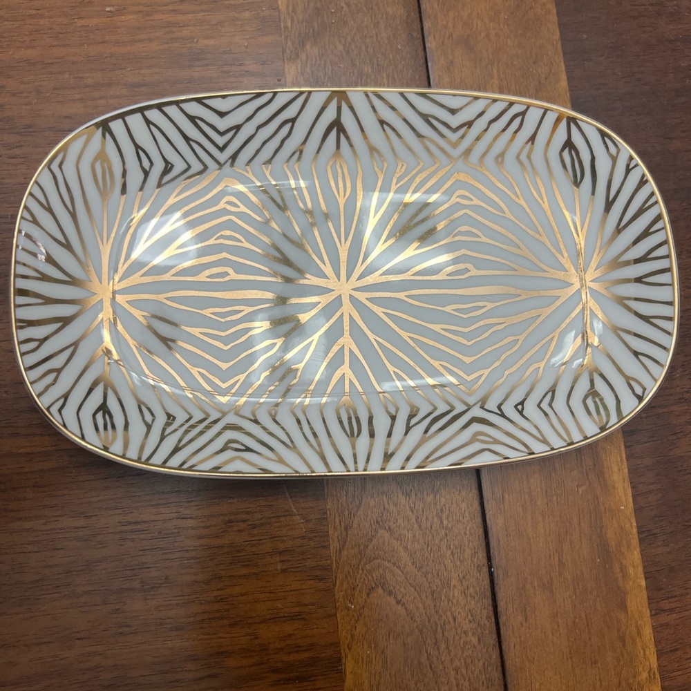 Talianna Lily Pad Ceramic 24K Gold/White Catchall Tray
